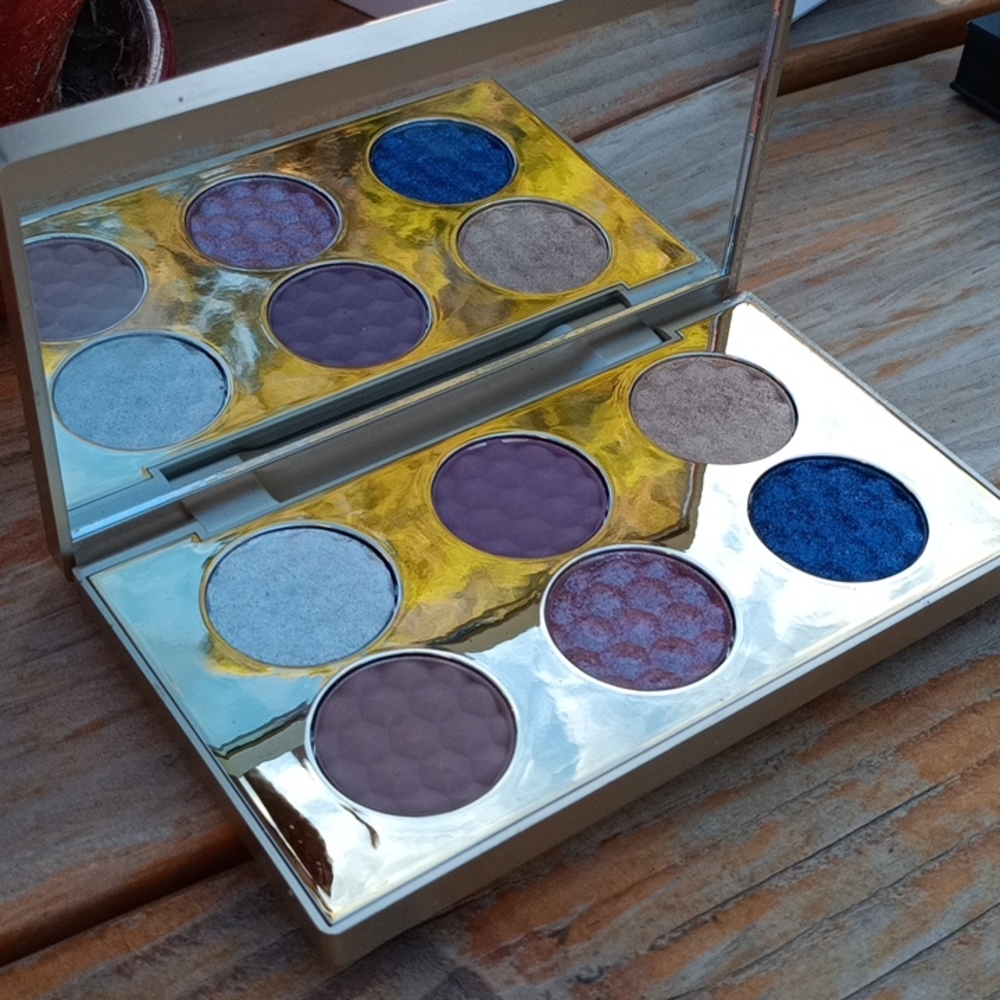 Stila blue realm velvet eyeshadow palette